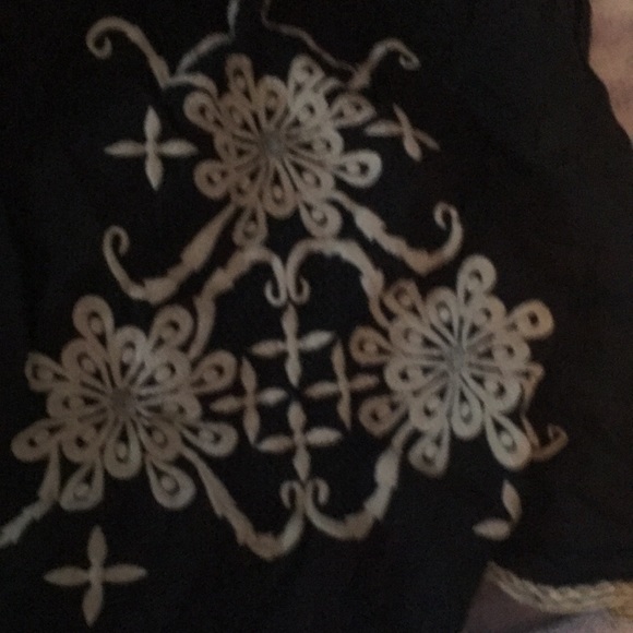 Embroidered Top🖤 - Picture 3 of 5